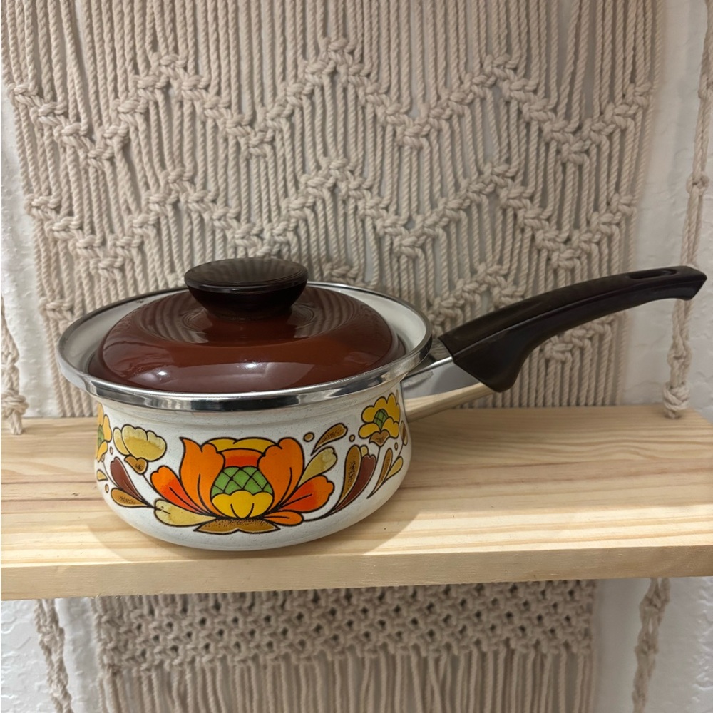 Vintage 1970s Sanko Ware "Country Flowers" 1-quart covered enamelware saucepan